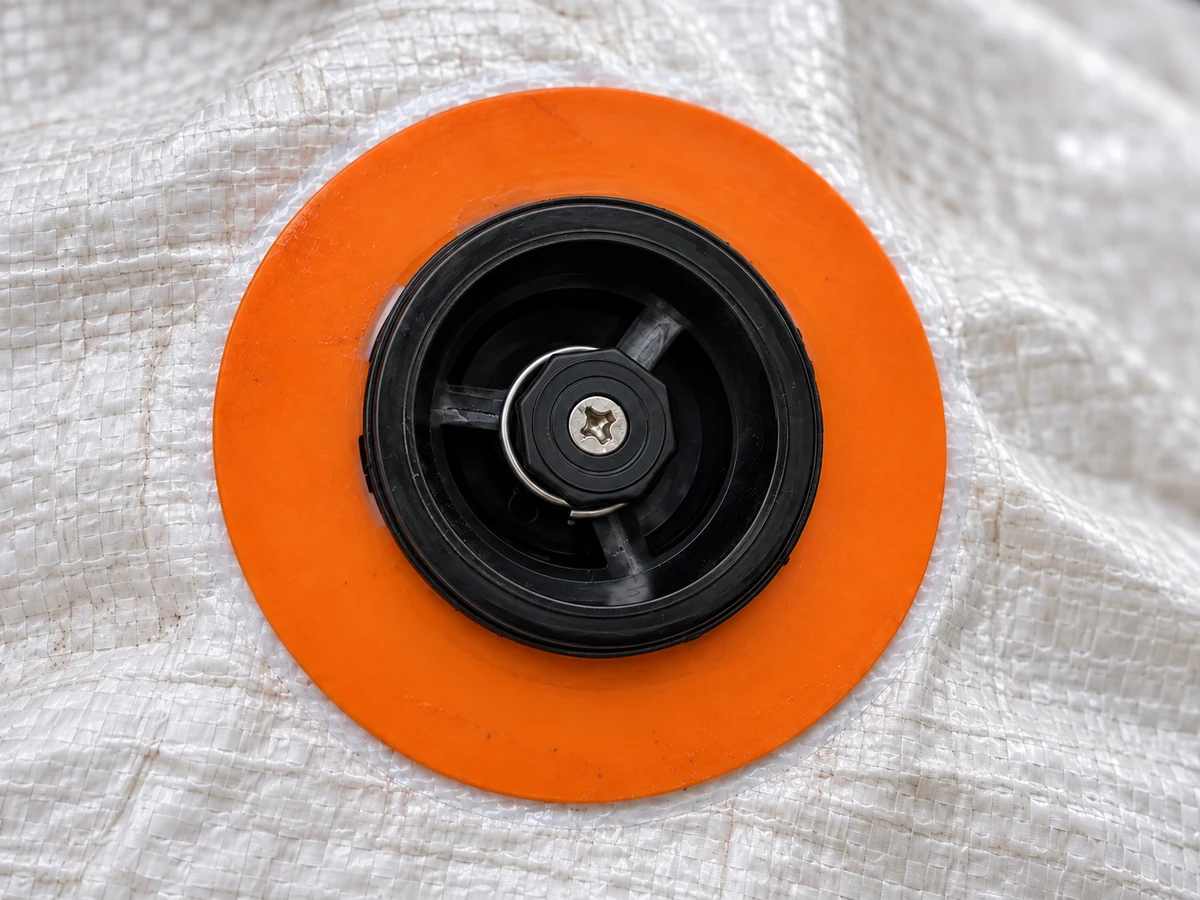 Válvula del airbag de rafia Flexpal, vista de cerca, con su aro naranja de refuerzo