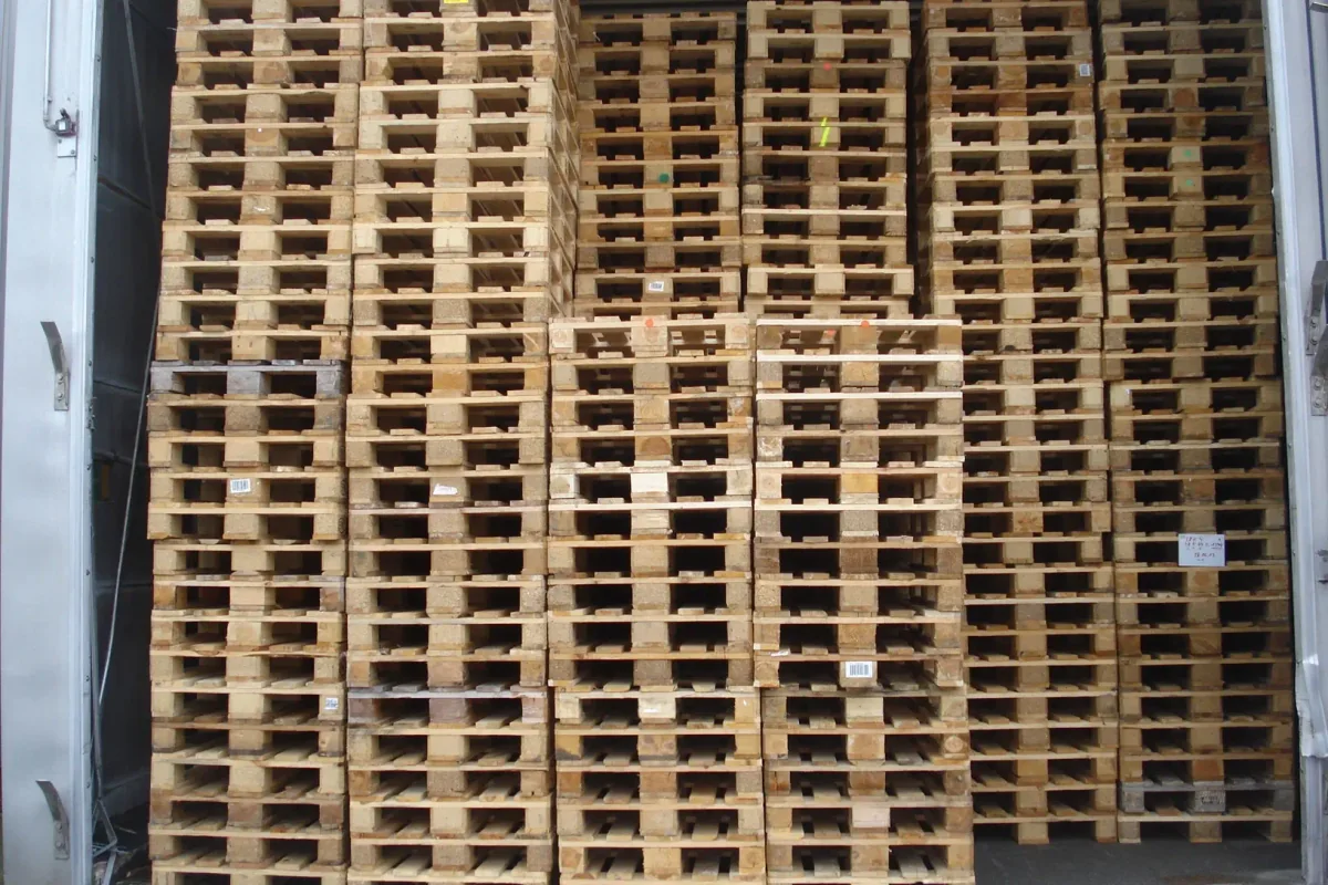 Stock de europalets usados apilados en el almacén de Flexpal