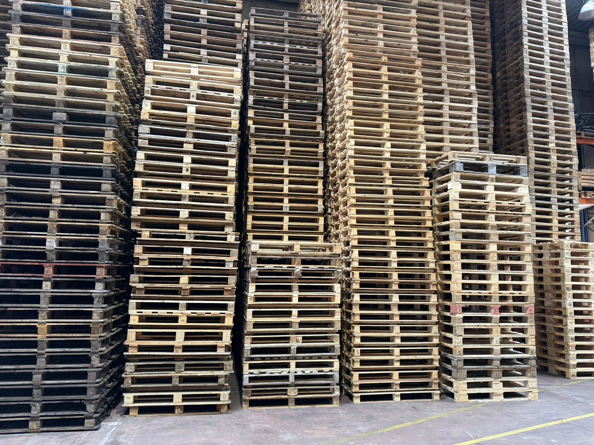 Palets americanos 100×120 en nave industrial — Flexpal